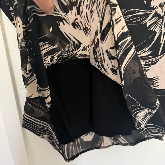 Women's plus-size blouse in size 2XL, black and beige with a floral pattern. - Picture 5 of 10